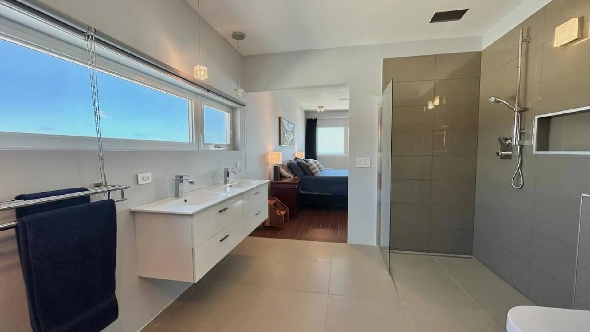 Fabulous And Very Spacious For Our Group Oyster Pond 0*,